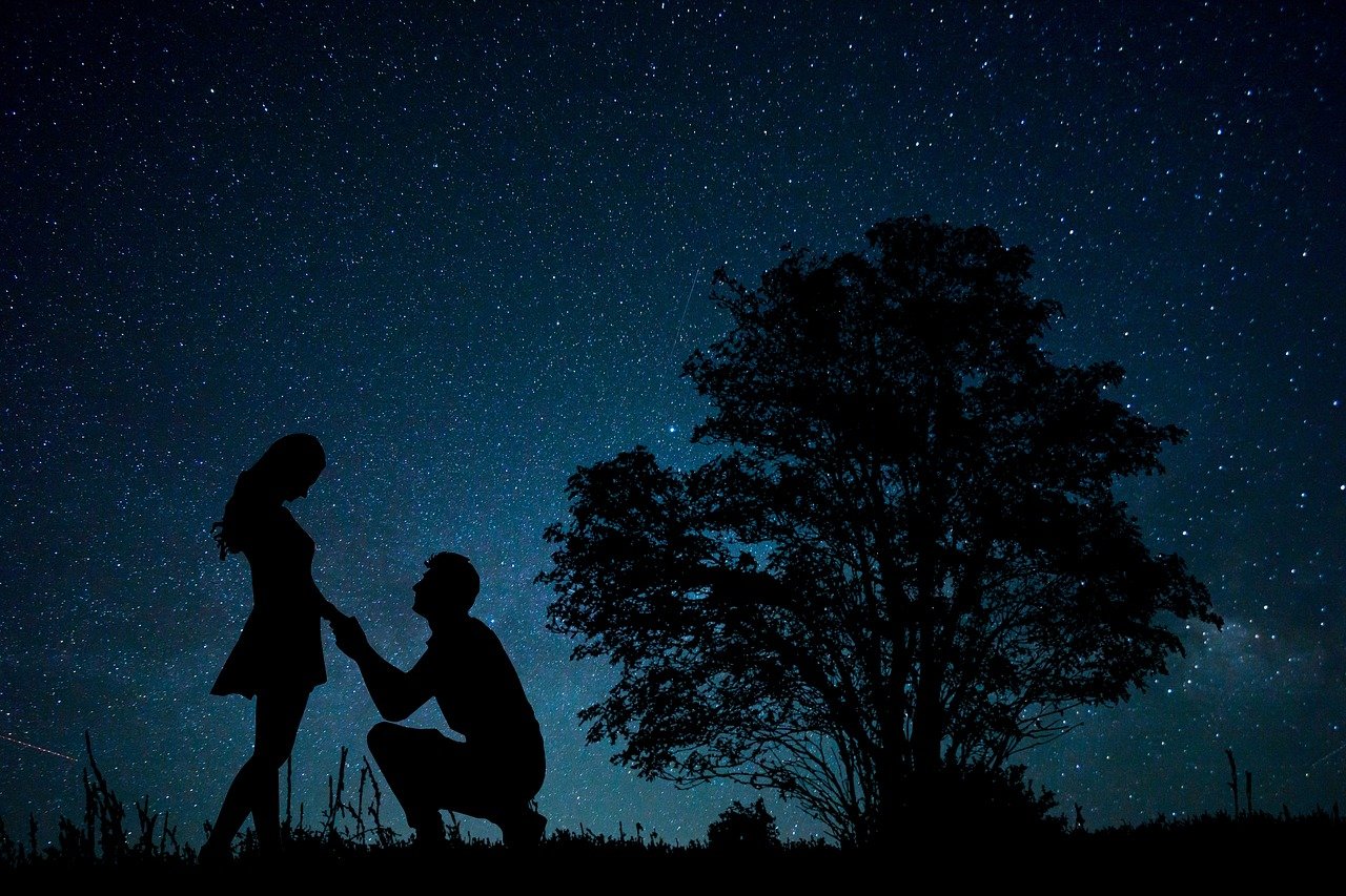 星光下的浪漫聯(lián)姻，4月明星與普通人結(jié)婚的美好瞬間